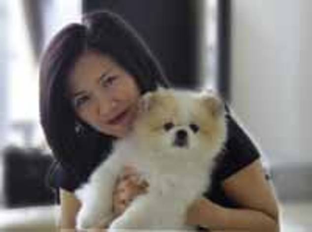 Cô Yvonne Chow Hau Yee và chú chó giống Pomeranian.