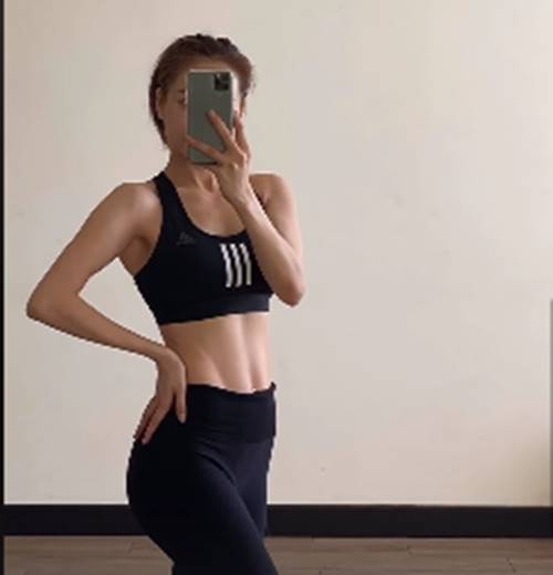 Rãnh bụng sâu hoắm gợi cảm của Nhã Phương sau Tết.