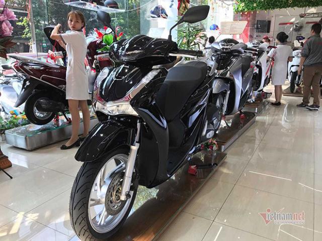 Thế giới xe - Xe máy hot &quot;rớt&quot; giá hơn chục triệu, khách vẫn chưa thỏa mãn