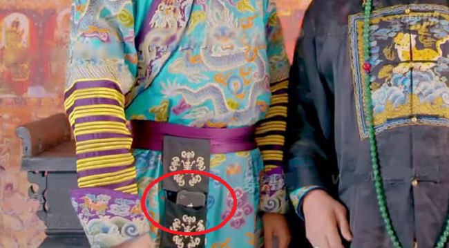 Chiếc điện thoại xuyên không vào túi của một nam diễn viên trong bộ phim "Tân Lộc Đỉnh Ký"