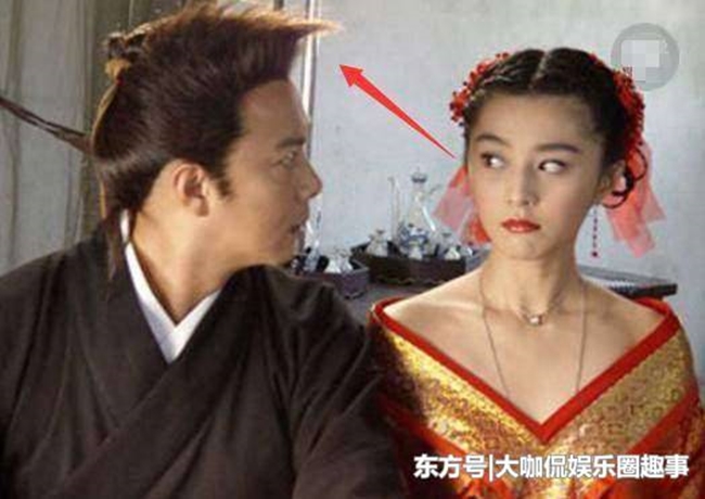 Trong phim bối cảnh cổ trang nhưng Trương Vệ Kiện lại có mái tóc cắt ngắn và nhuộm màu rất hiện đại