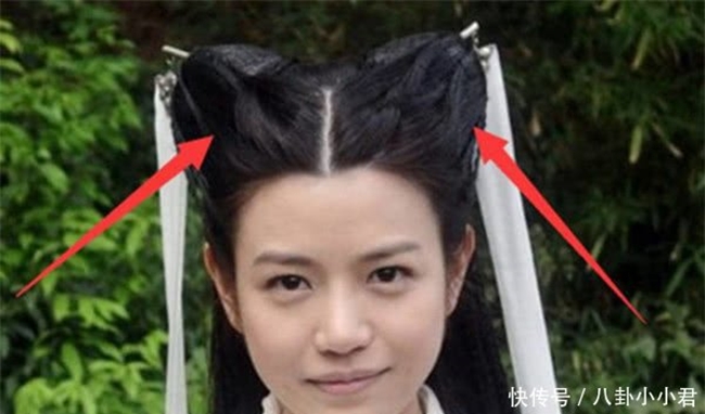 Tiểu Long Nữ (Trần Nghiên Hy) với mái tóc đùi gà được làm một cách cẩu thả đã lộ tóc giả và kẹp ghim.