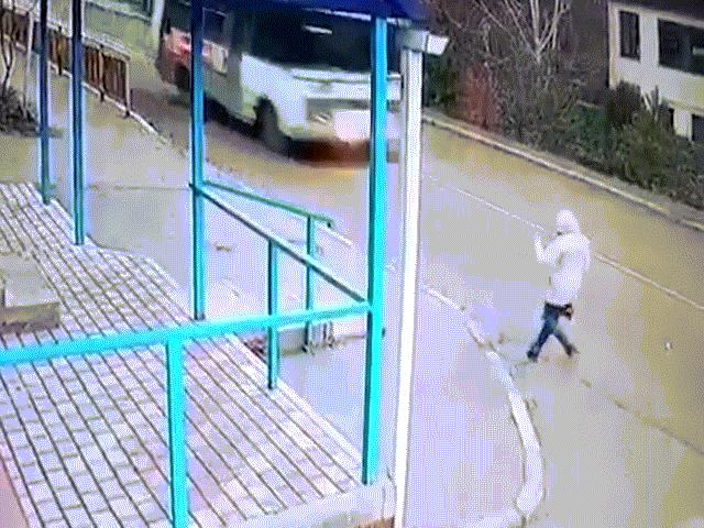 Phi thường - kỳ quặc - Người phụ nữ tự nhiên lảo đảo ngã ngay trước mũi xe bus