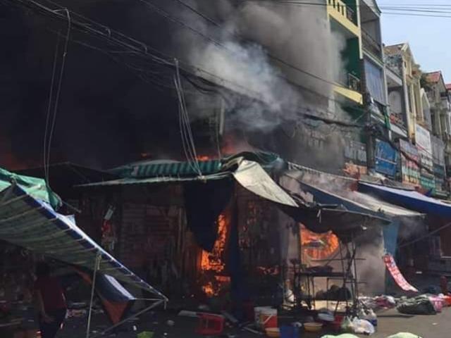 Cháy lớn trong chợ thời trang nổi tiếng Sài Gòn, 6 người kêu cứu giữa biển lửa