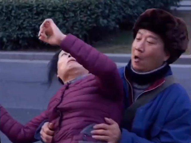 Video Clip Cười - Người phụ nữ lưu manh gặp phải anh chàng "ngáo ngơ" tốt bụng