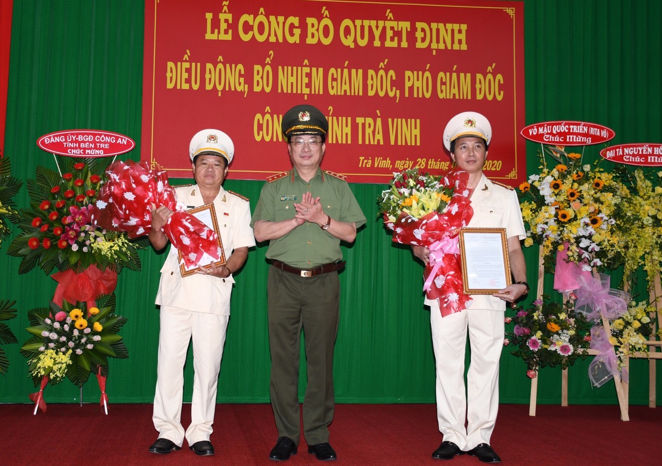 Thượng tướng Nguyễn Văn Thành trao quyết định của Bộ trưởng Bộ Công an điều động, bổ nhiệm Phó Giám đốc, Giám đốc Công an tỉnh Trà Vinh.