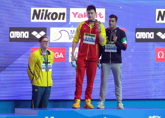Sun Yang (giữa) là nam kình ngư thành công nhất của bơi lội Trung Quốc với 3 tấm HCV Olympic đã giành được
