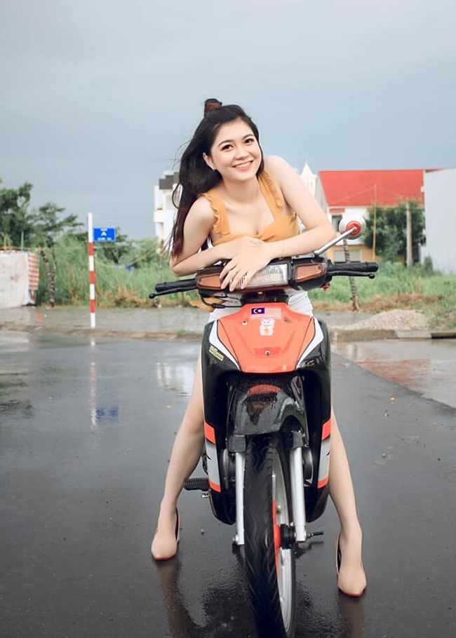 Sự xuất hiện của chân dài khiến chiếc xe thêm phần lung linh
