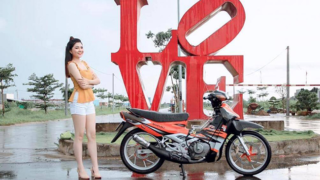Suzuki Satria 2000 tỏ ra&nbsp;"lép vế" so với người đẹp.
