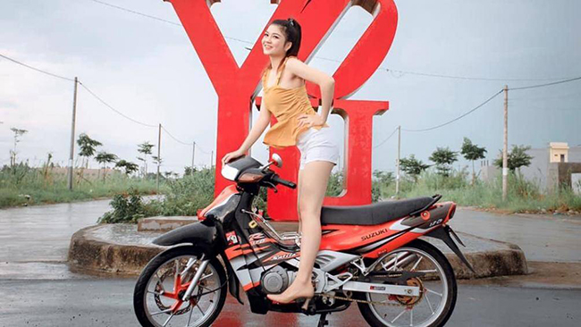 Với khuôn mặt xinh xắn, nước da trắng ngần cùng đôi chân dài miên man, người đẹp khiến chiếc Suzuki Satria 2000 bên cạnh bị lu mờ.
