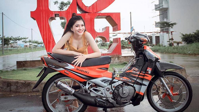 Suzuki Satria 2000 sở hữu&nbsp;hộp số móc côn tay 6 cấp, phanh đĩa cho bánh sau.
