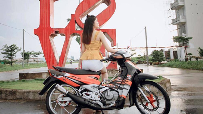 Suzuki Satria 2000 sở hữu bộ vỏ tem thể thao.
