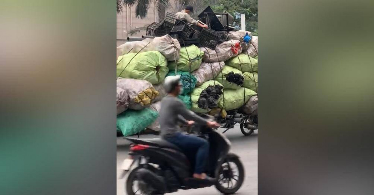 Tin tức trong ngày - Video: "Choáng" với xe chở phế liệu "siêu to" trên phố Hà Nội