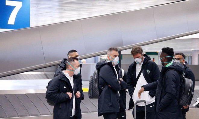 Các cầu thủ Ludogorets đến Milano bịt kín khẩu trang ngừa dịch COVID-19