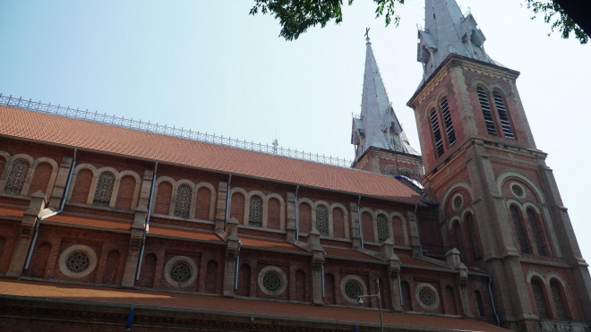 Hiện nay, giàn giáo đã được tháo bỏ ở hai bên hông ,nhà thờ hiện ra diện mạo mới.