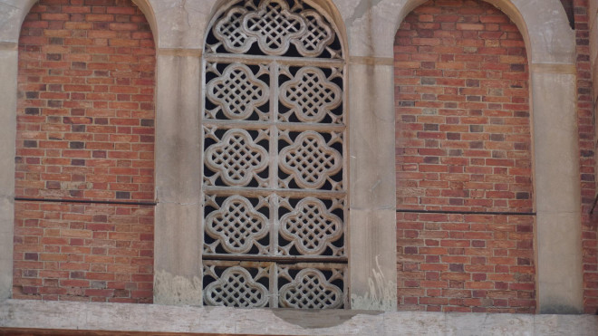 Tường được thay thế bằng gạch và không nhận ra dấu hiệu thay thế vật liệu mới.