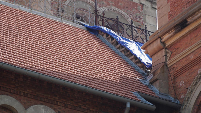 Ngói được sản xuất tại một nhà máy lâu đời ở Pháp với nguyên liệu và công thức cách đây 140 năm, tạo ra màu cam đồng bộ với các kiến trúc xung quanh.