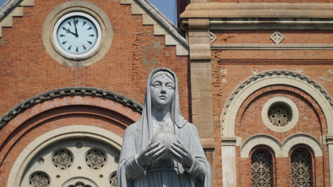 Phía trước Nhà Thờ Đức Bà không có gì thay đổi, nhiều du khách không nhận ra đã được trùng tu.