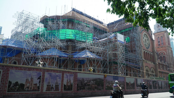 Duy nhất phần phía sau nhà thờ Đức Bà vẫn còn bộ giàn giáo và dự kiến 1-2 năm nữa người dân sẽ thấy diện mạo toàn diện của Nhà thờ Đức Bà.