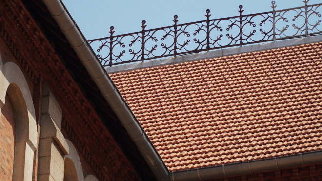 Năm 2016, mái ngói phía sau nhà thờ Đức Bà xuống cấp nghiêm trọng, nước thấm dột và gạch bị vỡ rơi liên tục. Tuy nhiên, nay đã khôi phục lại hiện trạng mới.