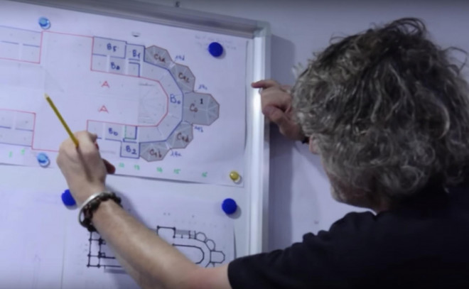 Các chuyên gia, kỹ sư Bỉ đang phân tích việc trùng tu nhà thờ Đức Bà