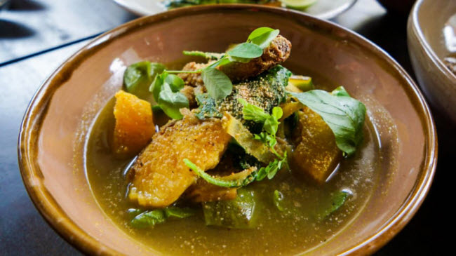 Súp Samlor korkor: Đây được coi là một trong những món ăn quốc gia của Campuchia. Thành phần chính của món súp này là kroeung, bột cá, thịt cá, thịt lợn hoặc thịt gà và rau.

