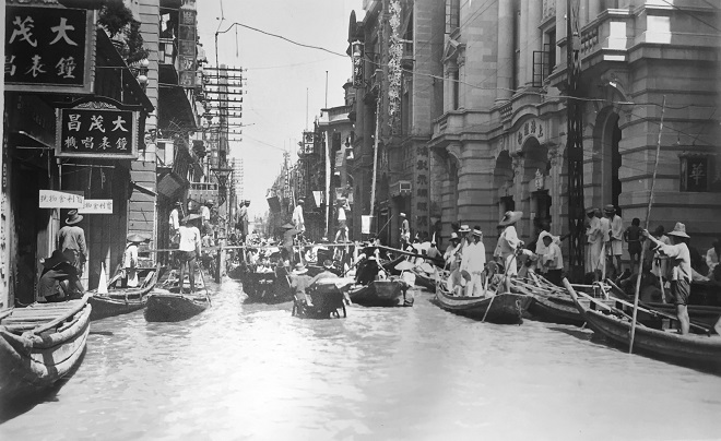 Đường phố Vũ Hán ngập lụt nặng đến mức phải chèo thuyền.