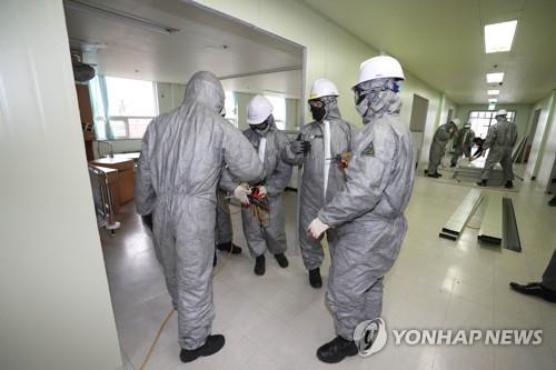 Hàn Quốc bổ sung thêm giường bệnh, xây bệnh viện dã chiến đối phó với tình trạng thiếu giường bệnh nghiêm trọng ở Daegu.
