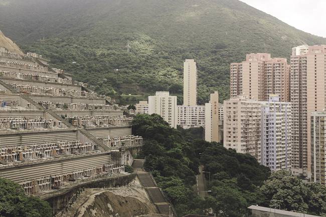 Không chỉ có vấn đề thiếu quan tài, mà từ nhiều năm qua, cư dân ở Hong Kong cũng đau đầu với vấn đề đất cho người chết cũng đắt đỏ.