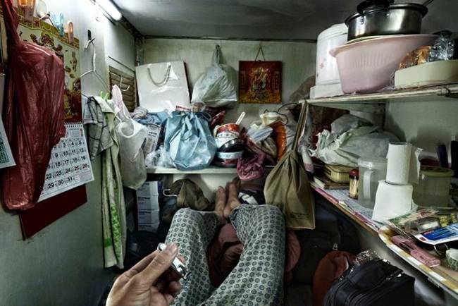 Tại Hong Kong hơn 200.000 người sống trong những căn phòng chia nhỏ, thường được gọi là nhà "quan tài" vì diện tích rất nhỏ.