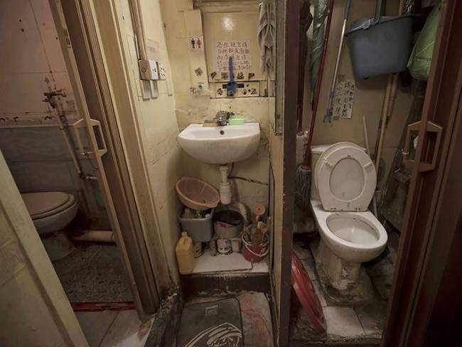 Hình ảnh một nhà vệ sinh chật chội trong một khu vực có những "nhà quan tài" cho thuê. 