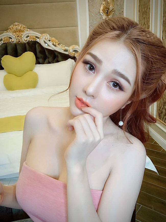 Người đẹp có cảnh thân mật với Lệ Rơi chính là Ny Saki. Nữ diễn viên cho biết, vì đóng vai tình nhân, cô bị nhiều người hiểu lầm là &#34;bồ của Lệ Rơi&#34;. Tránh để sự việc đi quá xa, Ny Saki phải lên tiếng giải thích đó chỉ là nhân vật mà cô và đàn anh phải thể hiện trong MV ca nhạc mà thôi. Ngoài đời, cô và Lệ Rơi chỉ là anh em, bạn bè bình thường. Sau này, Ny Saki gây ấn tượng với series &#34;Ghiền mì gõ&#34; song người hâm mộ vẫn đặt cho cô biệt danh &#34;người tình màn ảnh Lệ Rơi&#34;.