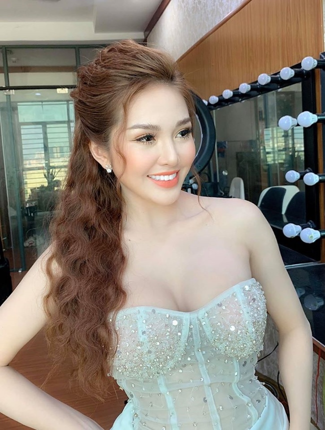 Từ khi gia nhập showbiz tới nay, Ny Saki luôn nỗ lực làm việc. Cô chưa từng vướng bất cứ scandal ồn ào nào.