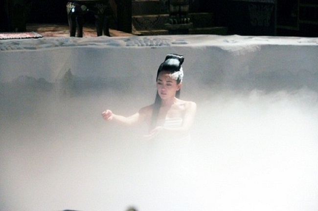 Cảnh tắm đẹp như cõi thần tiên trong "Thiên nhai Minh Nguyệt đao" cũng hé lộ cảnh hậu trường cực hài hước. 