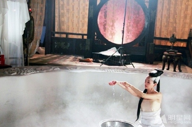 Nữ diễn viên Trương Định Hàm mặc chiếc áo quây mỏng và xung quanh có rất nhiều đạo cụ cùng nhân viên hậu trường giúp tạo hiệu ứng.&nbsp;