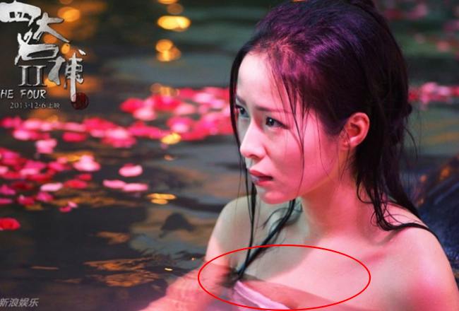 Thế nhưng khán giả vẫn nhận ra khăn quấn quanh ngực của nữ diễn viên trong những cảnh nhạy cảm này.