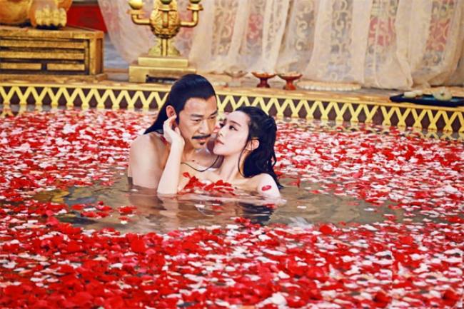 Cảnh tắm uyên ương của Võ Mỵ Nương và Lý Thế Dân trong phim &#34;Võ Mỵ Nương truyền kỳ&#34; được khen ngợi khá đẹp mắt. Để có được những thước phim chỉn chu như thế, nhà sản xuất tiết lộ cả đoàn đã rất vất vả khi quay cảnh này.&nbsp;