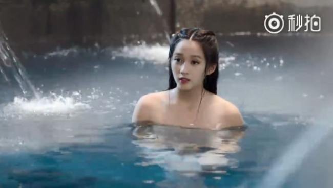 Trong "Hiên Viên Kiếm: Hán Chi Vân", Quan Hiểu Đồng có một cảnh tắm dưới nước. Nữ diễn viên trẻ không dùng người đóng thế nhưng cũng không chấp nhận đi quá giới hạn, vì vậy, cô vẫn mặc đồ nhiều lớp trong cảnh tắm. 