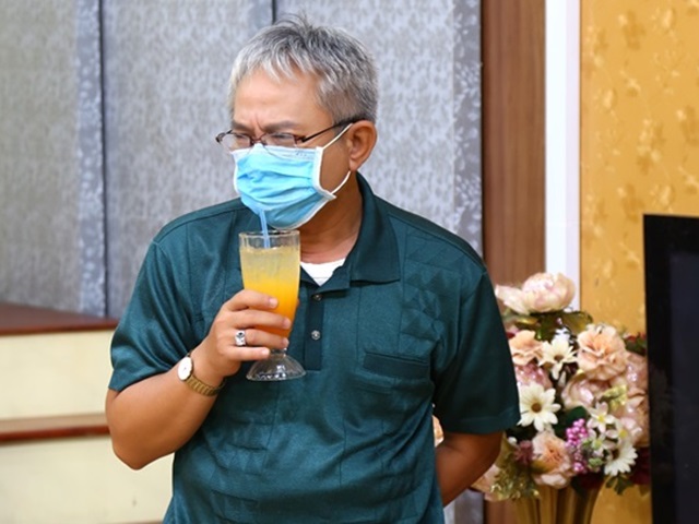 Giải trí - Sợ dịch cúm COVID-19, sao nam này vừa quay phim vừa đeo khẩu trang