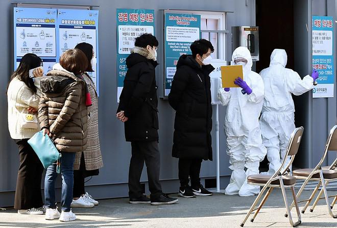 Những người nghi nhiễm dịch tự nguyện đến xét nghiệm ở TP Daegu - Hàn Quốc - Ảnh: AP