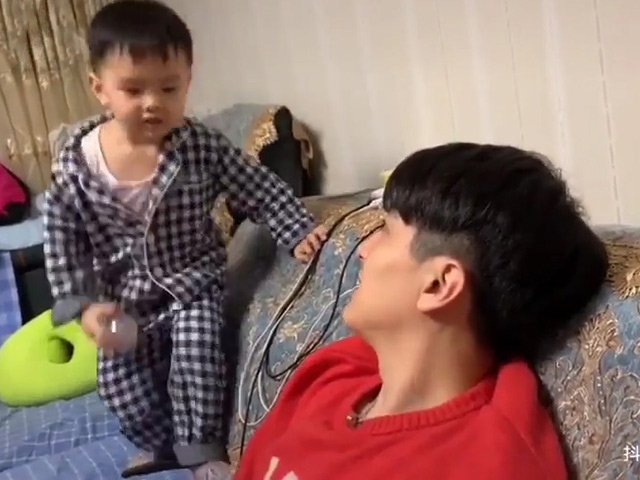 Video Clip Cười - Ông bố "ra rìa" khi con trai làm đồng minh của mẹ