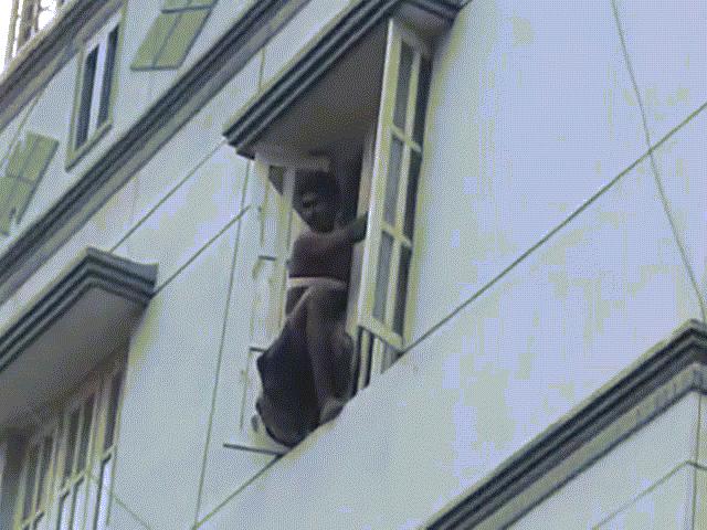 Phi thường - kỳ quặc - Trộm khổ sở vì kẹt ngoài cửa sổ tầng 3, phải nhờ lính cứu hỏa giúp đỡ