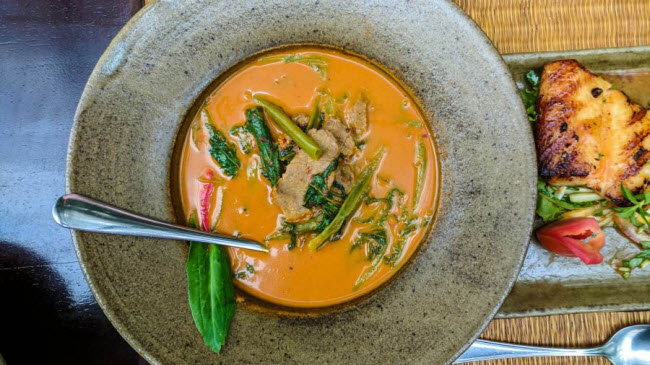 Súp bò chua: Món súp này rất tốt cho những người say rượu, cảm lạnh, hoặc thích hợp ăn vào ngày mưa. Súp bò chua có thể được cho thêm nước dừa để tăng hương vị thơm ngon.
