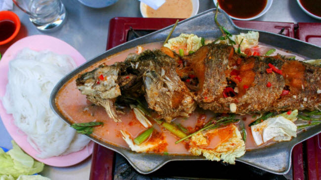 Cá chiên: Cá nguyên con được chiên giòn và đặt lên đĩa cà ri dừa được chế biến từ kroeung và ớt.
