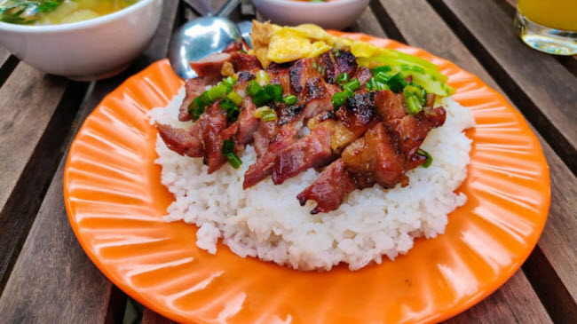 Cơm thịt lợn: Được bán vào bữa sáng tại các con phố trên khắp Campuchia, cơm thịt lợn là một trong những món ăn đơn giản và ngon nhất ở đây.
