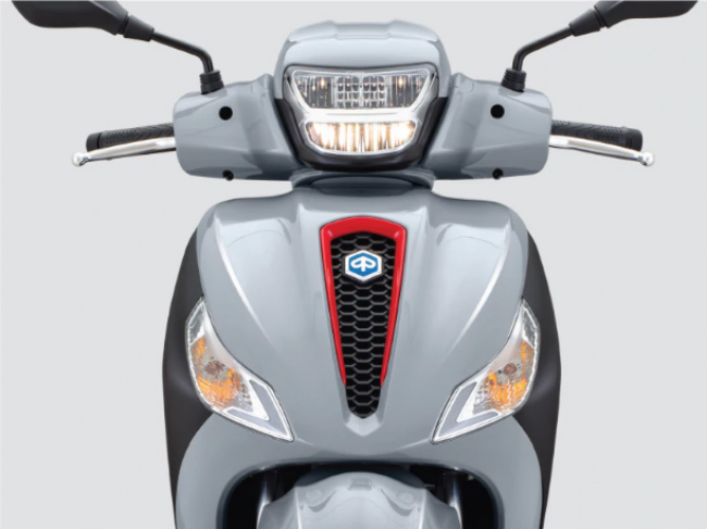 Nơi thể hiện tập trung các nét đẹp quyến rũ của 2020 Piaggio Medley S 150cc chính là mặt trước của xe. Bộ đèn pha LED hai tầng tăng chất thể thao, nam tính và còn cải thiện rõ rệt độ sáng giúp lái xe an toàn hơn trong đêm tối. Ở giữa mặt nạ là thiết kế dạng &#34;cà vạt&#34; với hình lưới tổ ong và gắn lô-gô Piaggio ở giữa nhìn sang chảnh vô cùng.