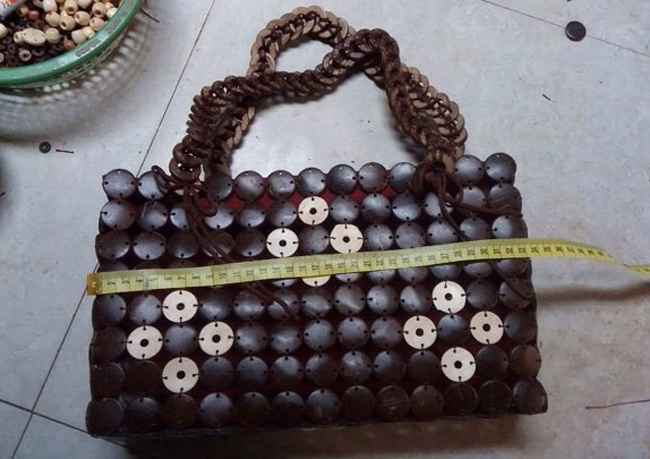 Với các sản phẩm thường, mỗi ngày xưởng của anh có thể sản xuất ra được 700 – 800 chiếc. Còn các sản phẩm cao cấp sẽ mất nhiều thời gian hơn, một người phải mất vài tiếng đến một ngày mới hoàn thiện được 1 chiếc.