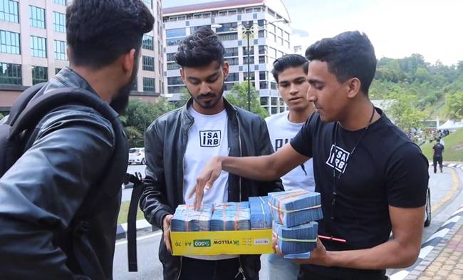 Mới đây, người sở hữu một kênh Youtube ở Malaysia đã đăng tải đoạn video cho biết anh ta đã cố gắng phát 10.000 ringit (~55 triệu đồng) tiền mặt cho các phóng viên. 