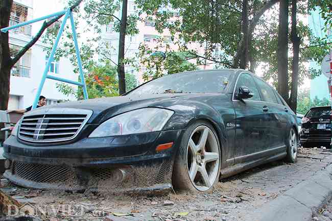 Vài năm trở lại đây, người dân sinh sống quanh khu vực Khu đô thị Trung Hoà - Nhân Chính&nbsp; (Hà Nội) đã quá quen thuộc với hình ảnh chiếc xe sang Mercedes-Benz S63 AMG đời 2011 bị chủ xe "bỏ quên" bên vệ đường.