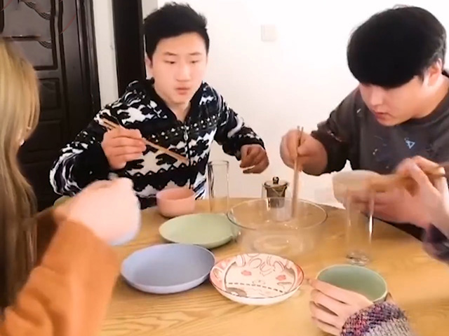 Video Clip Cười - Chàng trai "ngây thơ" bị đám bạn cùng nhà troll